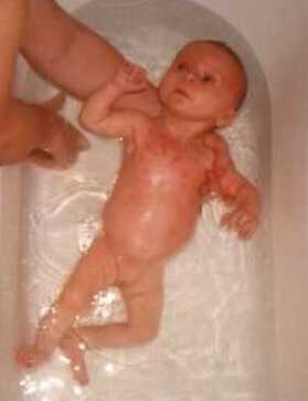 Martinka se koupe ve vaničce(2 měsíce)