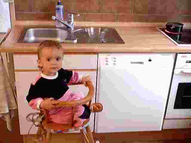 Martinka pomáhá v kuchyni