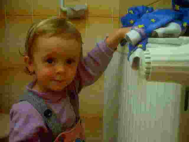 Martinka pokládá pyžamko na radiátor v koupelně :-)