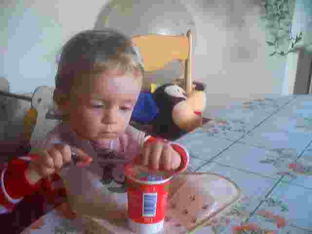 Martinka otevírá jogurt :-)