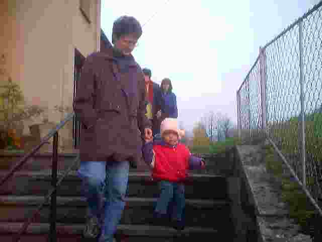 Martinka jde s maminkou od voleb :-)