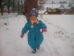 Martinka kráčí po sněhu při odpolední procházce :-)