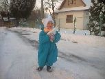 Martinka s kusem sněhu na procházce :-)