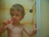 Martinka si čistí zoubky ve sprcháči :-)