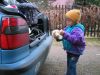 Martinka nakládá hračky do auta :o)