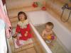Vojtek se prv koupe :-) 