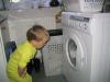 Vojtíšek sleduje prádlo v automatce :o)