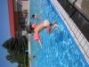 Martinka skáče do bazénu :-)