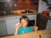 Martinka pije Jupka v kuchyni ;-)