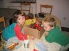 Děti se přehrabují v krabici s vánoční výzdobou :-)