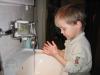Vojtíšek si myje ručičky :-)