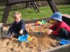 Děti si hrají na pískovišti :-)