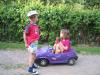 Dětičky s elektromobilem...
